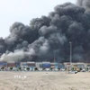 Khói bốc lên tại hiện trường vụ nổ ở cảng Shahid Rajaee, tỉnh Hormozgan, Iran ngày 26/4/2025. (Ảnh: THX/TTXVN)