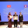 Văn phòng Chủ tịch nước Việt Nam vinh dự nhận Huân chương Lao động Hạng I của Nhà nước Lào. (Ảnh: TTXVN phát)