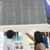 Nhà đầu tư theo dõi diễn biến thị trường chứng khoán tại Sở Giao dịch Chứng khoán Thành phố Hồ Chí Minh (HOSE). (Ảnh: Hứa Chung/TTXVN)
