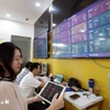 Khách hàng giao dịch chứng khoán. (Ảnh: Trần Việt/TTXVN)