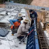 Công nhân thi công để chuẩn bị đổ bêtông phần thành cầu cạn bắc qua điểm sạt lở trên đèo Mimosa Đà Lạt. (Ảnh: Nguyễn Dũng/TTXVN)