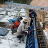 Công nhân thi công để chuẩn bị đổ bêtông phần thành cầu cạn bắc qua điểm sạt lở trên đèo Mimosa Đà Lạt. (Ảnh: Nguyễn Dũng/TTXVN)