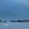 Lực lượng chức năng tìm kiếm các nạn nhân mất tích trong vụ lật tàu trên hồ Thác Bà. (Ảnh: Đinh Thùy/TTXVN)