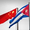Quốc kỳ của Cuba và Trung Quốc.