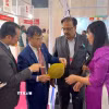 Công ty Nghiệp Xuân giới thiệu sản phẩm sầu riêng tươi. (Ảnh: Ngọc Thúy/TTXVN)