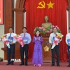 Bà Châu Thị Mỹ Phương, Chủ tịch Hội đồng Nhân dân tỉnh Tiền Giang (thứ ba, phải sang) trao Nghị quyết của Hội đồng nhân dân tỉnh về việc thành lập 5 sở mới. (Ảnh: Hữu Chí/TTXVN)