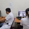 Các trạm y tế được đầu tư đầy đủ các khoa, phòng, trang thiết bị y tế cần thiết để đáp ứng yêu cầu chăm sóc sức khỏe ban đầu cho người dân. (Ảnh minh họa: Mai Trang/TTXVN)