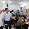 Bộ phận một cửa Phường Bình Dương sẵn sàng tiếp nhận và giải quyết thủ tục hành chính phục vụ người dân, doanh nghiệp. (Ảnh: Văn Hướng/TTXVN)