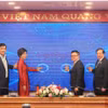 Các đại biểu thực hiện nghi thức phát động giải thưởng. (Ảnh: Tuấn Anh/TTXVN)
