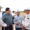 Thủ tướng Phạm Minh Chính với công nhân thi công dự án đường bộ cao tốc Biên Hòa-Vũng Tàu. (Ảnh: Dương Giang/TTXVN)