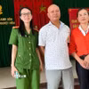 Tại Công an phường Nguyệt Viên, anh Đỗ Trung Cương (giữa) trao trả tiền chuyển nhầm cho chị Đặng Thị Kim Liên (bên phải) trú tại xã Phú Xuyên, thành phố Hà Nội. (Ảnh: TTXVN phát)