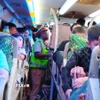 Bên trong chiếc xe chở quá 21 hành khách so với quy định. (Ảnh: TTXVN phát)