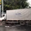 Xe ôtô gây tai nạn tại hiện trường. (Ảnh: TTXVN phát)