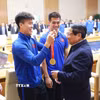 Thủ tướng Phạm Minh Chính chúc mừng Đội tuyển bóng đá nam quốc gia Việt Nam. (Ảnh: Dương Giang/TTXVN)