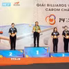Yến Sinh trên bục nhận huy chương nội dung carom 3 băng nữ tại giải billiards vô địch carom châu Á 2026. (Ảnh: Trung Tuyến/TTXVN)