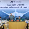 Thủ tướng Phạm Minh Chính làm việc với các đơn vị thi công dự án Cảng hàng không quốc tế Long Thành (Đồng Nai). (Ảnh: Dương Giang/TTXVN)