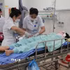 Các bác sỹ Bệnh viện đa khoa Vĩnh Phúc khẩn trương cứu chữa nạn nhân vụ xe ôtô 29 chỗ mất phanh lao xuống vực Tam Đảo. (Ảnh: Nguyễn Thảo/TTXVN)