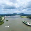 Con tàu di chuyển qua Kênh đào Panama ở Panama City, Panama. (Ảnh: THX/TTXVN)