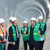 Thủ tướng Phạm Minh Chính kiểm tra công trường dự án, đoạn đường hầm ga S11 Văn Miếu. (Ảnh: Dương Giang/TTXVN)