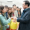 Chủ tịch Tổng Liên đoàn Lao động Việt Nam Nguyễn Đình Khang tặng quà Tết cho công nhân lao động Công ty cổ phần Phân đạm và Hóa chất Hà Bắc. (Ảnh: Đồng Thúy/TTXVN)