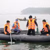 Lực lượng chức năng tìm kiếm các nạn nhân vụ chìm tàu khách tại hồ Thác Bà, Lào Cai ngày 22/2. (Ảnh: Đinh Thùy/TTXVN)