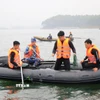 Lực lượng chức năng tìm kiếm các nạn nhân vụ chìm tàu khách tại hồ Thác Bà, Lào Cai ngày 22/2. (Ảnh: Đinh Thùy/TTXVN)
