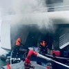 Lực lượng chữa cháy kịp thời dập tắt đám cháy tàu nghỉ đêm tại bến tàu Gia Luận (đặc khu Cát Hải, Hải Phòng). (Ảnh: TTXVN phát)
