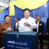 Tổng Bí thư, Chủ tịch nước Lào Thongloun Sisoulith bỏ phiếu tại Đơn vị bầu cử số 01 bản Thaphalanxay, quận Sisattanak, Khu vực bầu cử số 1, thủ đô Vientiane. (Ảnh: Xuân Tú/TTXVN)