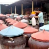 Chượp (hỗn hợp cá tươi và muối được trộn theo tỷ lệ gia truyền) được ủ trong lu đậy kín và phơi ngoài nắng - là phương pháp truyền thống lưu giữ từ trước đến nay. (Ảnh: Hồng Hiếu/TTXVN)