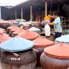 Chượp (hỗn hợp cá tươi và muối được trộn theo tỷ lệ gia truyền) được ủ trong lu đậy kín và phơi ngoài nắng - là phương pháp truyền thống lưu giữ từ trước đến nay. (Ảnh: Hồng Hiếu/TTXVN)