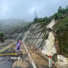 Mưa bão làm taluy dương đèo An Khê sạt lở, gây nguy hiểm cho người tham gia giao thông. (Ảnh: Sỹ Thắng/TTXVN)