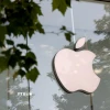 Biểu tượng Apple tại cửa hàng ở Brussels, Bỉ. (Ảnh: THX/TTXVN)