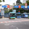 Xe buýt trên đường Hàm Nghi, phường Bến Thành trong ngày đầu miễn vé xe cho người dân Thành phố Hồ Chí Minh. (Ảnh: Hồng Đạt/TTXVN)