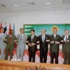 Bộ trưởng Ngoại giao các nước ASEAN chào mừng Việt Nam trở thành thành viên chính thức. (Ảnh: Trần Sơn/TTXVN)