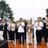 Đoàn đại biểu Tổng Lãnh sự quán Việt Nam tại Pakse, tỉnh Champasak, do bà Tạ Phương Dung, Tổng Lãnh sự, dẫn đầu, đã đến dâng hương tại Tượng đài Liên minh chiến đấu Lào-Việt Nam ở huyện Paksong. (Ảnh: TTXVN phát)