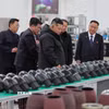 Nhà lãnh đạo Triều Tiên Kim Jong Un thị sát hoạt động sản xuất vũ khí dẫn đường chiến thuật tại một nhà máy đạn dược, ngày 3/1/2026. (Ảnh: KCNA/TTXVN)