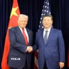 Chủ tịch Trung Quốc Tập Cận Bình (phải) và Tổng thống Mỹ Donald Trump trong cuộc gặp tại Busan, Hàn Quốc ngày 30/10/2025. (Ảnh: THX/TTXVN)