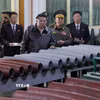 Nhà lãnh đạo Triều Tiên Kim Jong Un thị sát một số cơ sở công nghiệp quốc phòng sản xuất vũ khí. (Ảnh: KCNA/TTXVN)