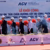 Các đại biểu thực hiện nghi lễ khởi công dự án "Sửa chữa đường cất hạ cánh, đường lăn - Cảng hàng không quốc tế Liên Khương" tại xã Đức Trọng (Lâm Đồng). (Ảnh: Nguyễn Dũng/TTXVN)