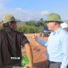 Chủ tịch UBND tỉnh Phạm Anh Tuấn thăm hỏi, động viên người dân di dời về nơi ở an toàn. (Ảnh: Sỹ Thắng/TTXVN)