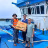 Hỗ trợ mỳ tôm, rau xanh, nước ngọt cho ngư dân vào tránh, trú bão. (Ảnh: TTXVN phát)