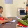 Lấy lời khai của đối tượng gây tai nạn. (Ảnh công an cung cấp)