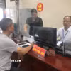 Cán bộ xã Cẩm Giàng - xã xa nhất vùng ven thành phố hướng dẫn người dân các thủ tục hành chính tại Trung tâm phục vụ hành chính công của xã. (Ảnh: Tiến Vĩnh/TTXVN)