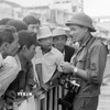 Phóng viên Hứa Kiểm của Thông tấn xã Việt Nam gặp gỡ quần chúng nhân dân Sài Gòn để đưa tin, ảnh về thắng lợi của Chiến dịch Hồ Chí Minh lịch sử 1975, giải phóng hoàn toàn miền Nam, thống nhất đất nước. (Ảnh: TTXVN)
