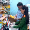 Lực lượng chức năng kiểm tra đột xuất cơ sở hộ bà Nguyễn Thị Nga. (Nguồn: Công an Thanh Hóa)
