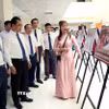 Các đại biểu tham quan triển lãm "Thái Nguyên trong dòng chảy báo chí cách mạng Việt Nam." (Ảnh: Trần Trang/TTXVN)