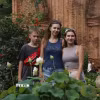 Du khách Nga chụp ảnh lưu niệm tại Tháp bà Ponagar (Nha Trang, Khánh Hòa). (Ảnh: Phan Sáu/TTXVN)