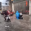 Không ít xe máy bị chết máy khi đi qua vùng ngập. (Ảnh: Nguyễn Thắng/TTXVN)