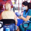 Nhân viên y tế tiêm vaccine cho người dân tại New Orleans, Mỹ. (Ảnh: THX/TTXVN)