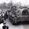 Xe tăng quân Giải phóng tiến vào giải phóng Nha Trang (Khánh Hòa), ngày 2/4/1975. (Ảnh: Tư liệu TTXVN)